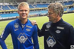 长春亚泰队启程出征青岛时，球迷用歌声为将士们送行