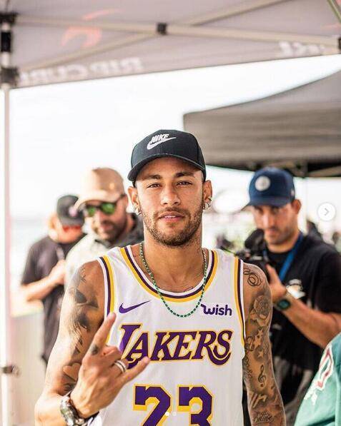 梅西抵达加尔各答开启印度行，当地民众机场迎接陷入疯狂（梅西飞抵加尔各答开启印度之旅，机场粉丝热情沸腾）