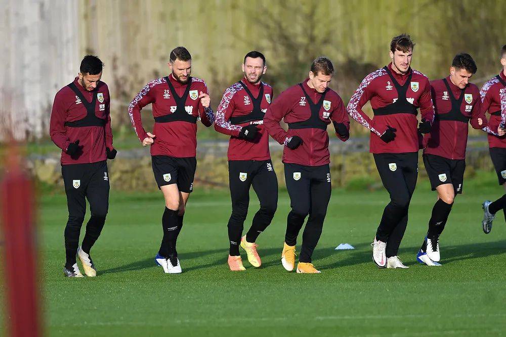 梁靖崑为妻儿“连吃带拿”！王楚钦力挺徐瑛彬（梁靖崑为妻儿贴心打包带走，王楚钦发声力挺徐瑛彬）