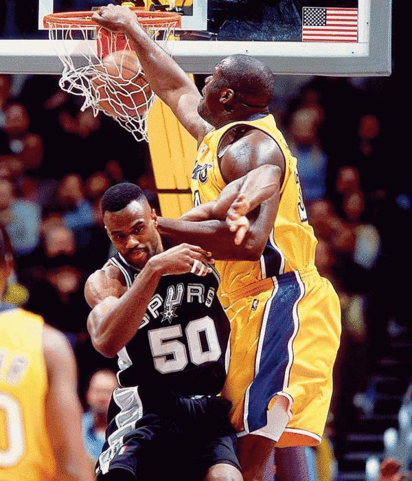 恩昆库转战意甲后表现低迷，转会费3700万欧元成“水漂”，难复巅峰状态。（恩昆库转投意甲后状态不振，3700万欧投入成空，巅峰难再现）