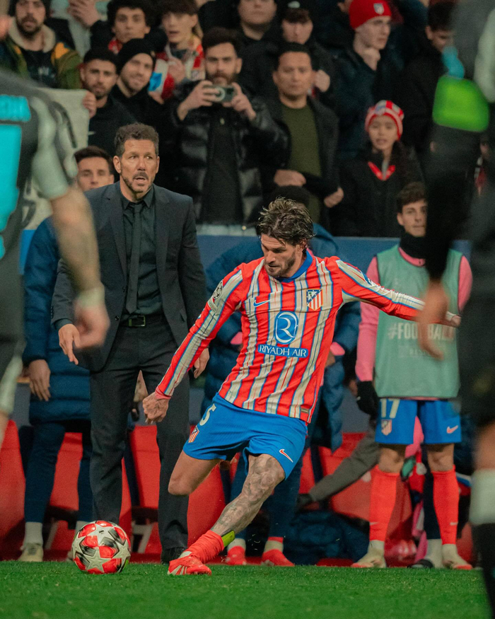 记者：上海申花5名外援以及谢鹏飞和戴伟浚随队出征亚冠客场