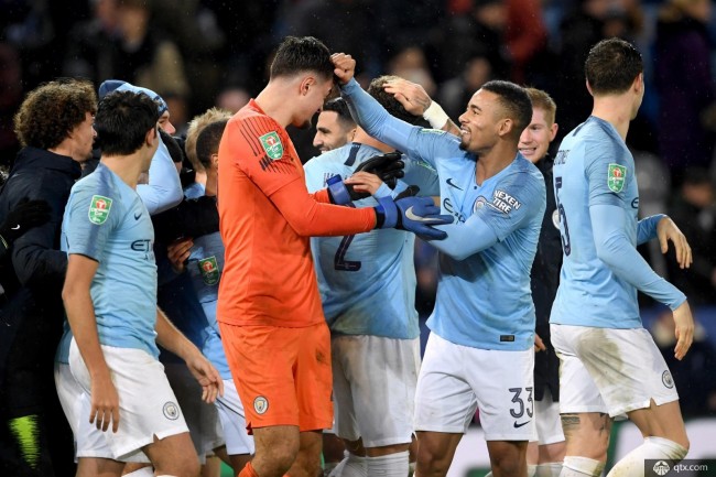 逆天，挪威甲门将点球大战一脚将摆好的球踢走以干扰对方（点球大战离谱一幕：挪甲门将故意将摆好的球踢走干扰对手）