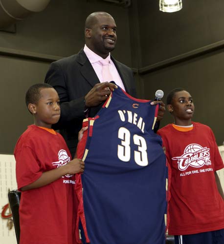 NBA：湖人险胜火箭 詹姆斯砍下全场最高分（湖人惊险击退火箭，詹姆斯轰全场最高分）